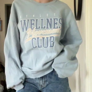 Gina tröja - Ljusblå sweatshirt med tryck från gina tricot <333 As skön kvalle och passar till det mesta!! Jättebra skick