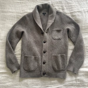 Grå stickad kofta från J.Crew - Grå/Beige stickad kofta från J.Crew. Koftan är i bra skick och är i Strlk M. Vid fler bilder eller övriga funderingar är det bara att höra av sig😁