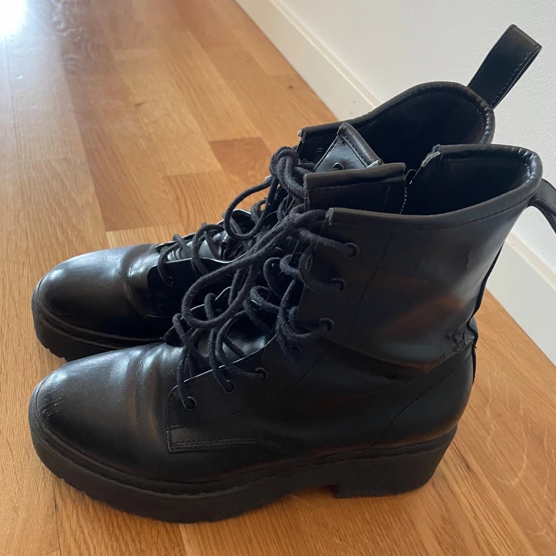 Svarta boots med snörning