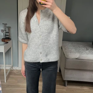 Grå jeans från Gina - Säljer ett par svarta/grå jeans från gina i storlek 32 passar xs till s. sparsamt användaDe är i raka och har mellanhög midja. köpta för 500. pris kan diskuteras!