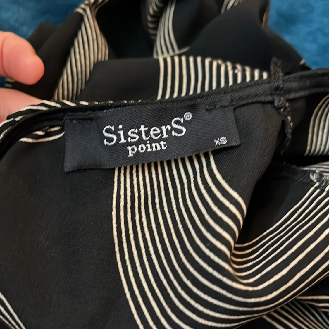 Svartvit blus med grafiskt mönster och knytband - 4