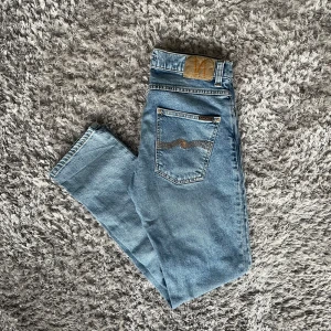 Nudie Jeans Grim Tim (Slim fit) - Säljer dessa Nudie Jeans i modellen Grim Tim | Använda men fortfarande grymt skick |  Storlek:  W30 L30 | Nypris: ~1600kr | Hör av dig vid minsta fundering :)
