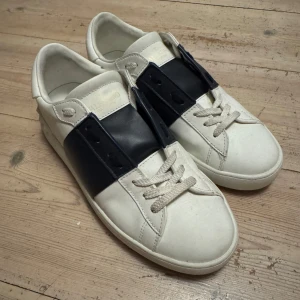 Valentino’s opens navy  - Priset går att diskutera.  Jag säljer mina mörkblå valentino open skor då de inte kommer till användning. Storlek 42 