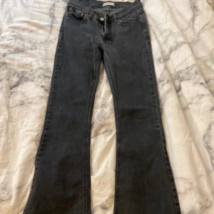 Svarta bootcut jeansbyxor - Säljer ett par svarta bootcut jeansbyxor från Gina tricot med bootcut💕