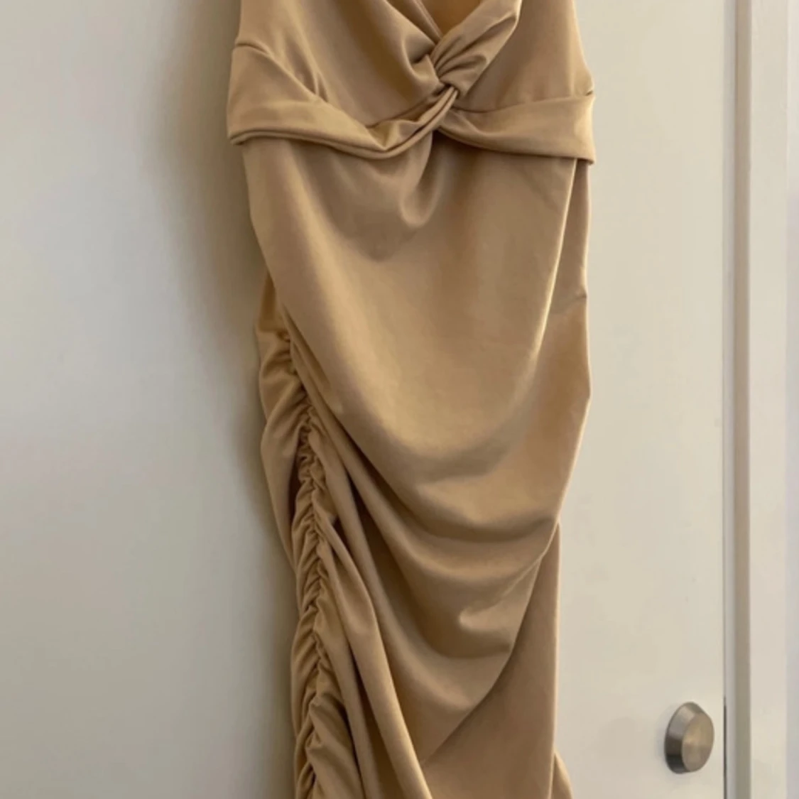 beige klänning med drapering - 2