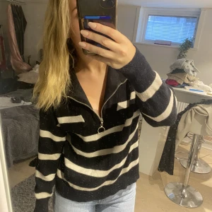 Vero Moda tröja - Säljer min fina tröja med zip från Vero Moda. 