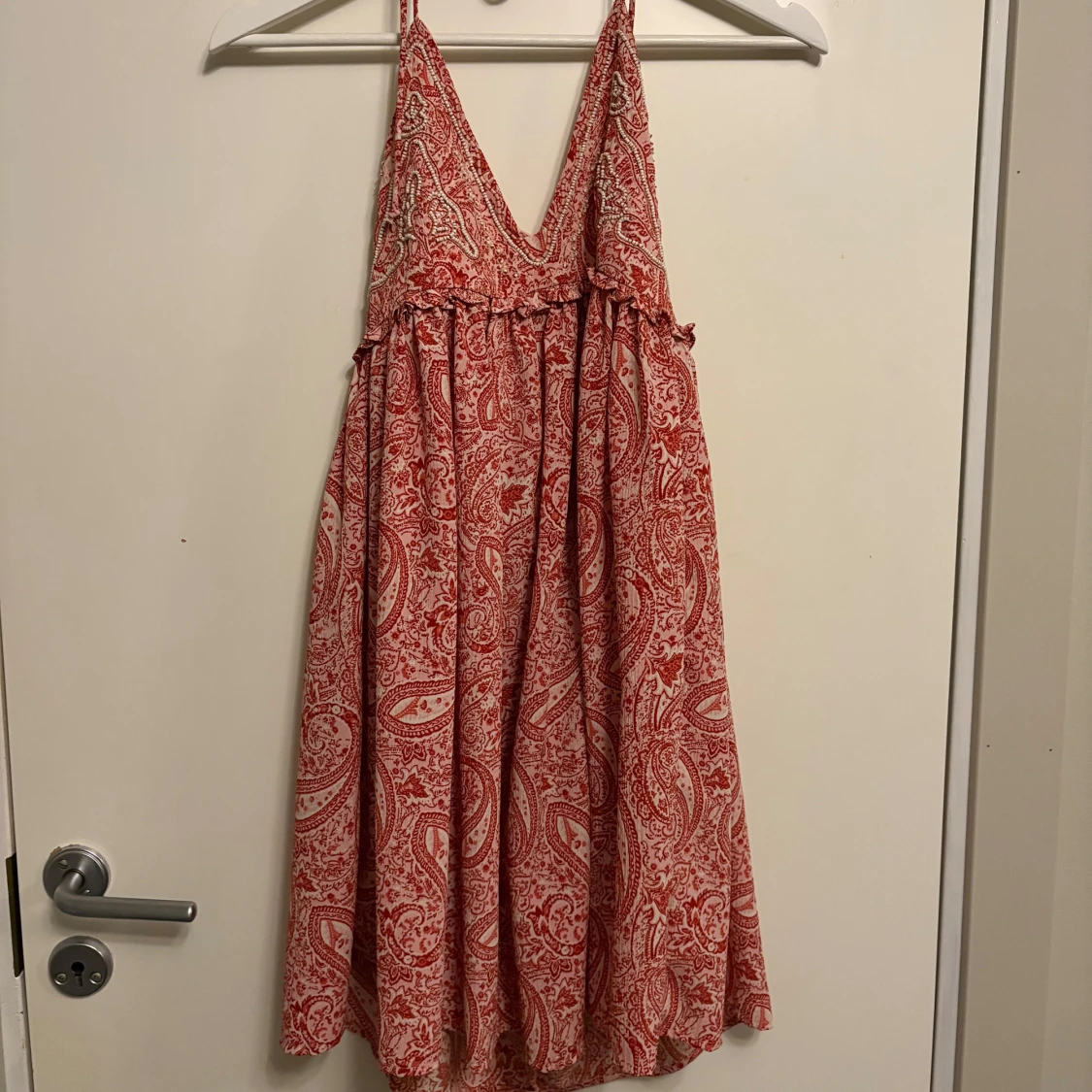 Röd- och vitmönstrad klänning från ZARA