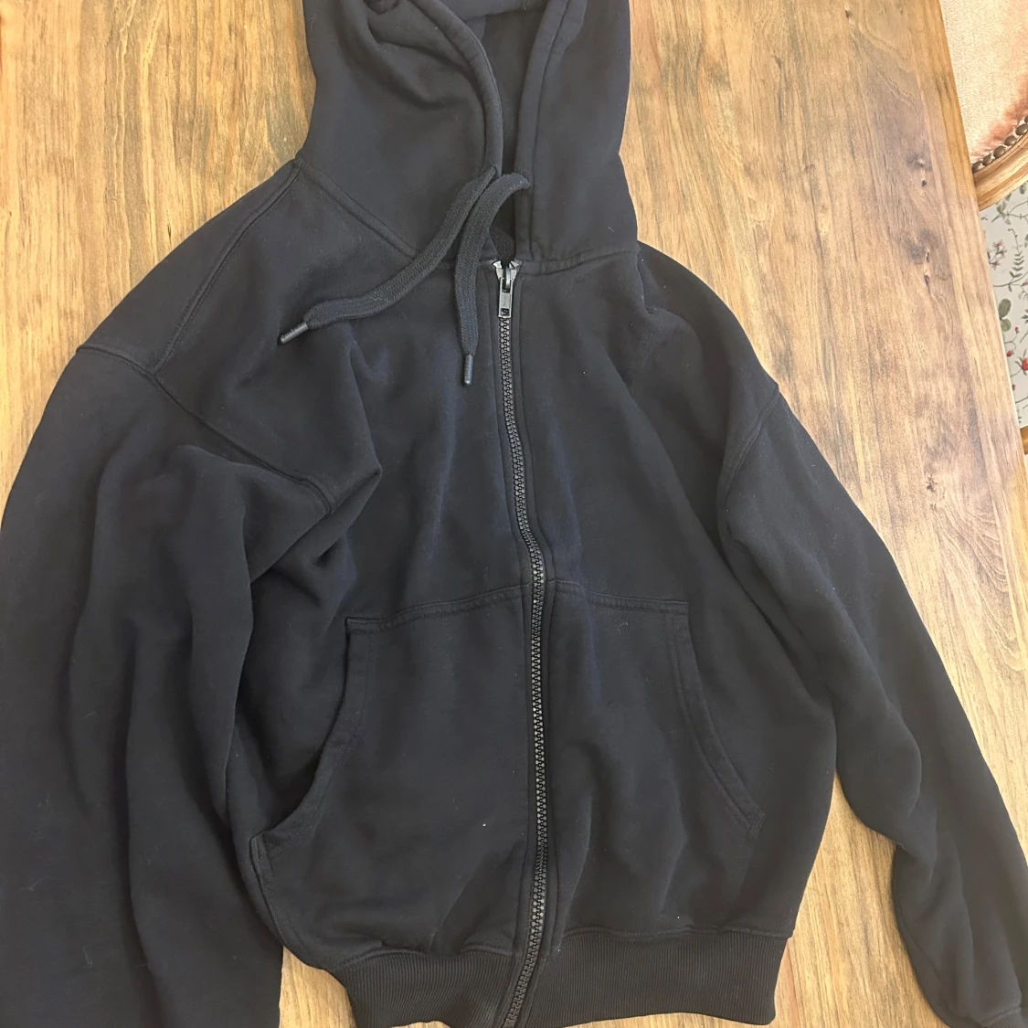 Svart hoodie med dragkedja