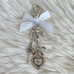 Coquette keychain  - Handgjort nyckering med rosett och charms 🎀 köp nu går bra! annars kostar frakt 22kr med frimärke 🫶🏻