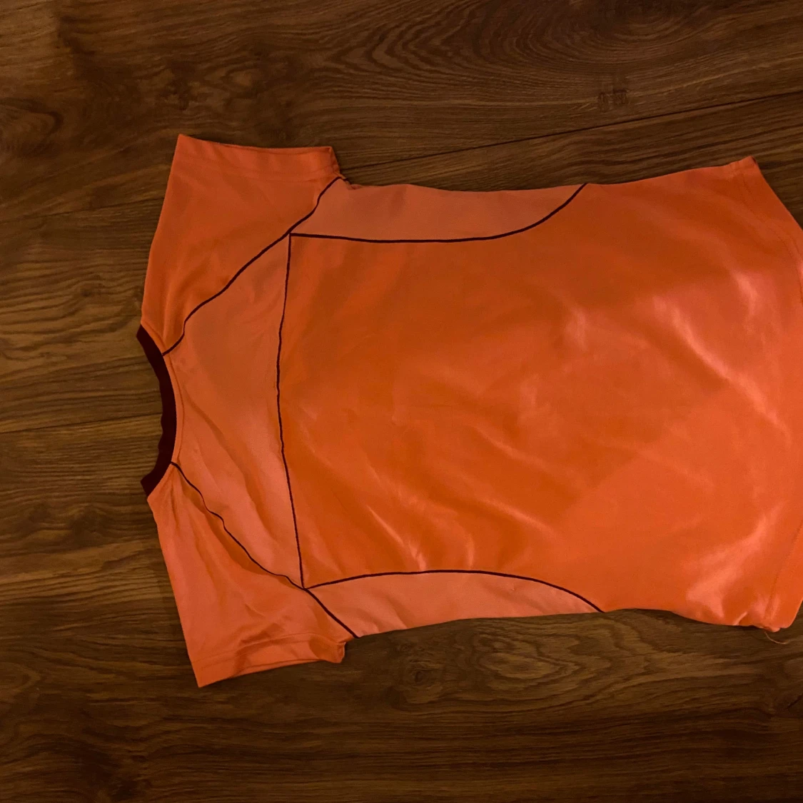 Sportig t-shirt med v-ringning - 1