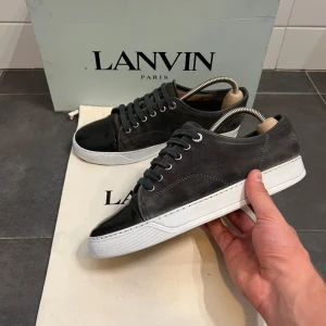 Lanvin - Tja! Säljer nu dessa Lanvins! Skick 7/10 mockan är ganska sliten, hål i hälen och inte original sulor! Färg Grå! Storlek uk 5 vilket passar dig som har storlek 40-41. Boxen och dustbagen följs inte med! FAST PRIS! Om du har några frågor eller funderingar är det bara att höra av sig🙌😁