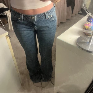  Lowwaist bootcut jeans från True Religion - Så snygga True Religion jeans! Helt oanvända med lappen kvar! Modell ultra low rise flare, size W29. Säljer pga förstora för mig🩵