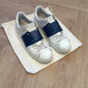 Valentino sneakers med blå detalj - Valentino skor. Köpta för ca 5000kr, Mitt pris:2499kr