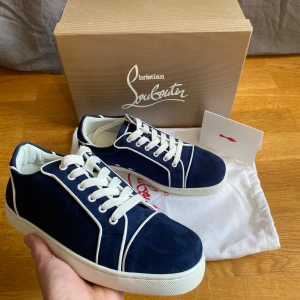 Louboutin Skor - Ett par feta och sällsynta Christan Louboutin skor i storlek 43, skorna har inga defekter👟 sko lådan medföljer samt allt man får med😀Kvitto finns, skriv om ni vill ha fler bilder eller har frågor🙋