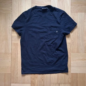 Morris T-shirt - Mörkblå T-shirt från Morris. Storlek S. Fint skick. Hör av er ifall ni har några frågor!