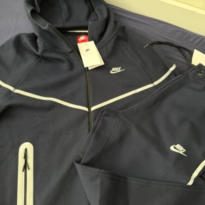 Mörkblå träningsjacka från Nike - Säljer Nike tech Reflectiv tracksuit som är limited edition i färgen Navy blue. Storlek S och M är sålda och vi har i L XL XXL