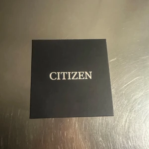 Citizen herrklocka med blå urtavla - Stilren herrklocka från Citizen med blå urtavla och silverfärgad länk i metall. Klockan har flera små urtavlor och tydliga markeringar. Perfekt accessoar för dig som gillar klassisk design och funktion.