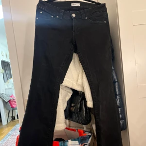 Svarta bootcut jeans från Perfect Jeans - Säljer jätte snygga Svarta jeans med bootcut passform från Perfect Jeans/ gina tricot. Klassisk femficksmodell med dragkedja och knapp framtill samt fickor med lock och knapp bak. Snygga och stilrena byxor som passar till många olika outfits. De kanske ser lite smutsiga ut på bilden men kommer att tvätta de innan de säljs. Vill jätte gärna sälja de då de bara komit till andvändning 2-3 gånger .