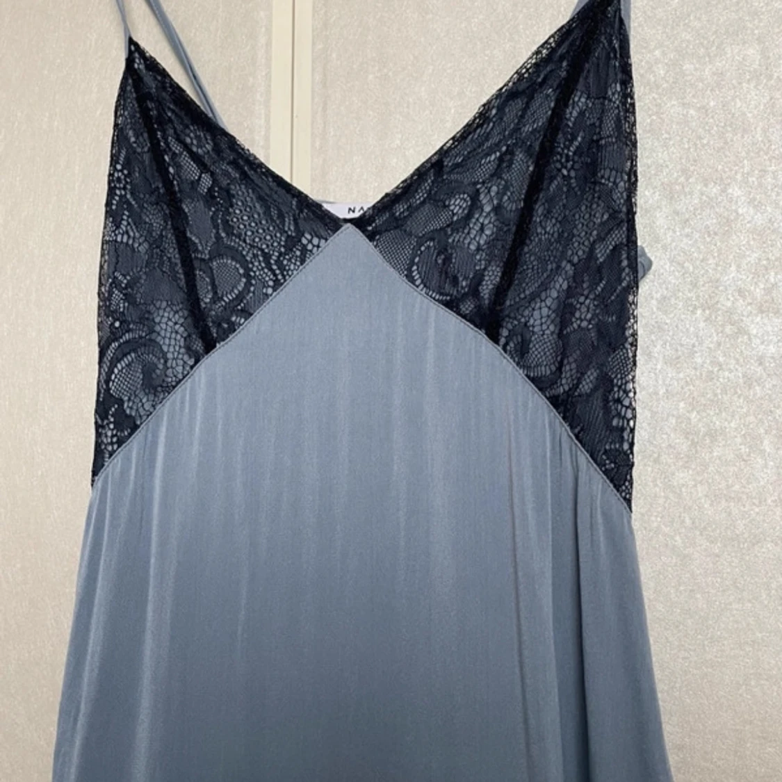 Ljusblå klänning med spetsdetaljer - 1