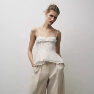 Vit zara volang topp - Säljer en fin vit zara topp! Storleken passar s/m. Skriv för frågor eller flera bilder🩷🩷