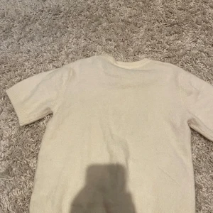  stickad tröja - Säljer en stickad tröja som aldrig är använd då jag ångrade mitt köp men den gick inte att lämna till baka då den var på rea. 💙