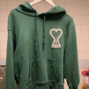 Ami Paris hoodie  - Säljer denna as feta hoodien från Ami Paris, tröjan är i bra och nytt skick och har ej tecken på användning. Riktigt skön sommarfärg också. Hör av er vid funderingar // Maxi