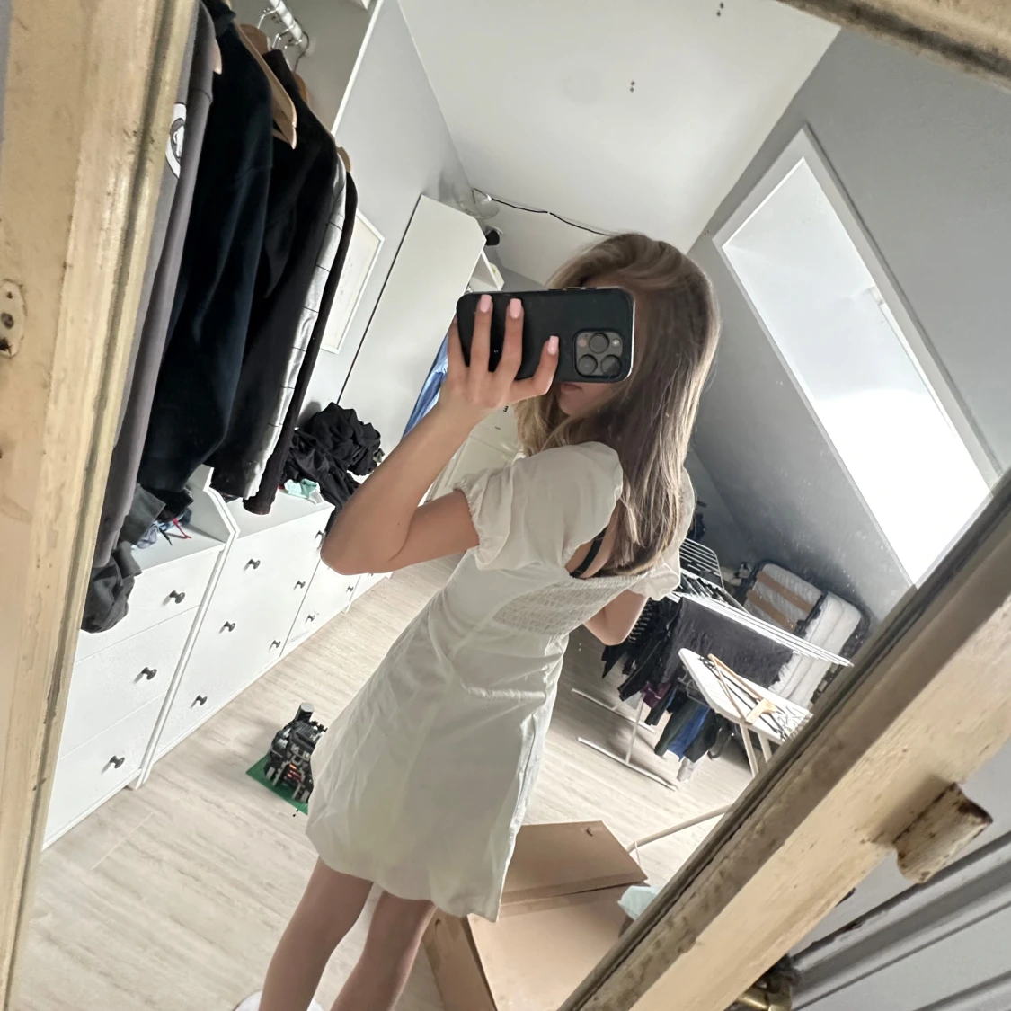 Vit kortklänning med puffärmar - 2