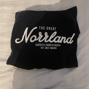 The great Norrland hoodie  - Säljer en svart hoodie från SQRTN Company med vit text 'The Great Norrland' på bröstet. Använd väl men ändå i bra skick. 
