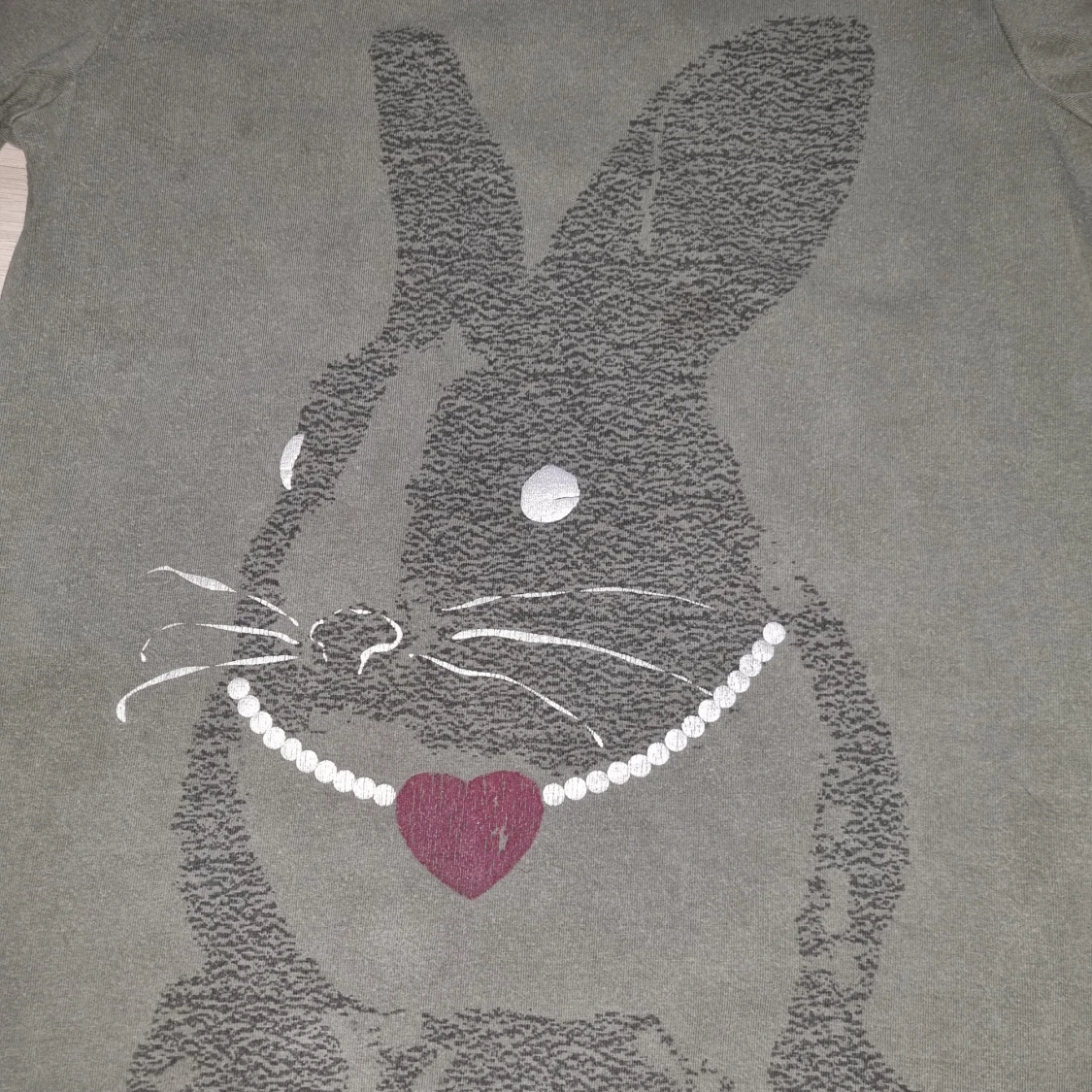 Olivgrön långärmad tröja med kaninmotiv från Lindex  - 3