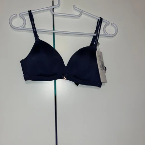 Rintaliivit - Ihanat tummansiniset rintaliivit. Jääneet käyttämättä. Koko 65C. Kissatalous MMM, lisätietoja saa kysymällä Katsothan myös muut ilmoitukseni Mikäli hinta ei miellytä tarjoa rohkeasti. 