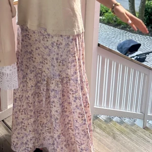 Blommig långkjol   - Lång kjol från hm😍 sååå himla fin perfekt till i sommar🌸