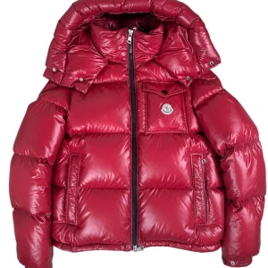 Moncler Montbiliard jacka  - Montbiliard vinter jacka, storlek 2. Skick 8/10. Pris 7490. Finns att köpa på Fashionels.com