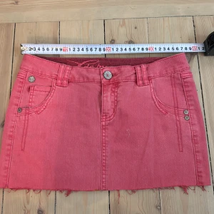 Rosa jeanskjol med rå kant - Säljer en kort rosa jeanskjol 💞💘💕 smått i bilden! Står strlk 32
