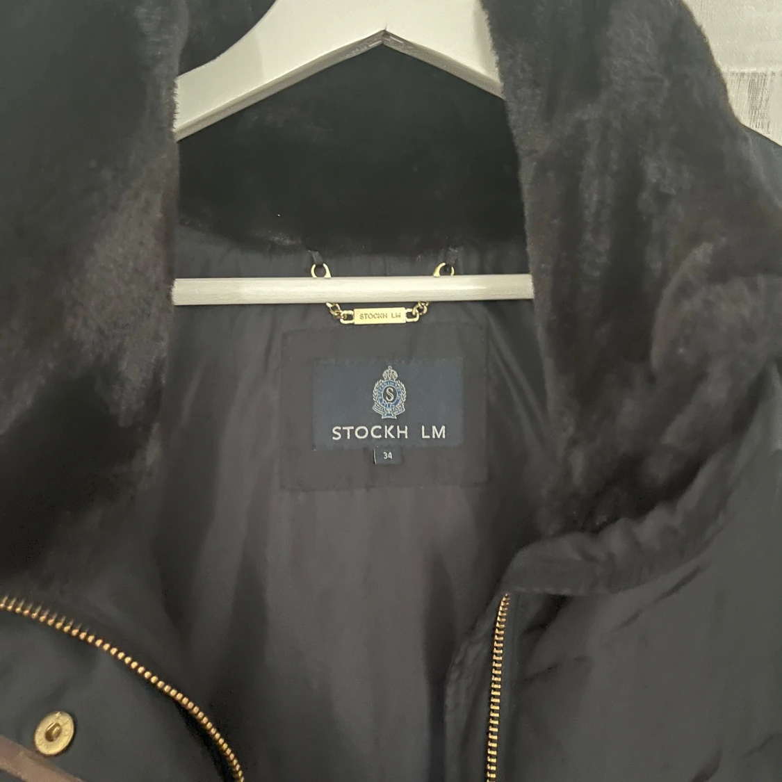 Svart quiltad jacka med fuskpäls från Stockh LM - 2