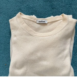 Italiensk merino tröja från Samanamel - Säljer en stilren beige tröja från Atelier samanamel, Ett väldigt exklusivt märke. Tröjan är gjord i Italien med 100% italiensk merino ull. Ny pris ca 6000kr.  Otroligt skön och är i bra skick. Hör av er vid frågor. Priset går att diskutera