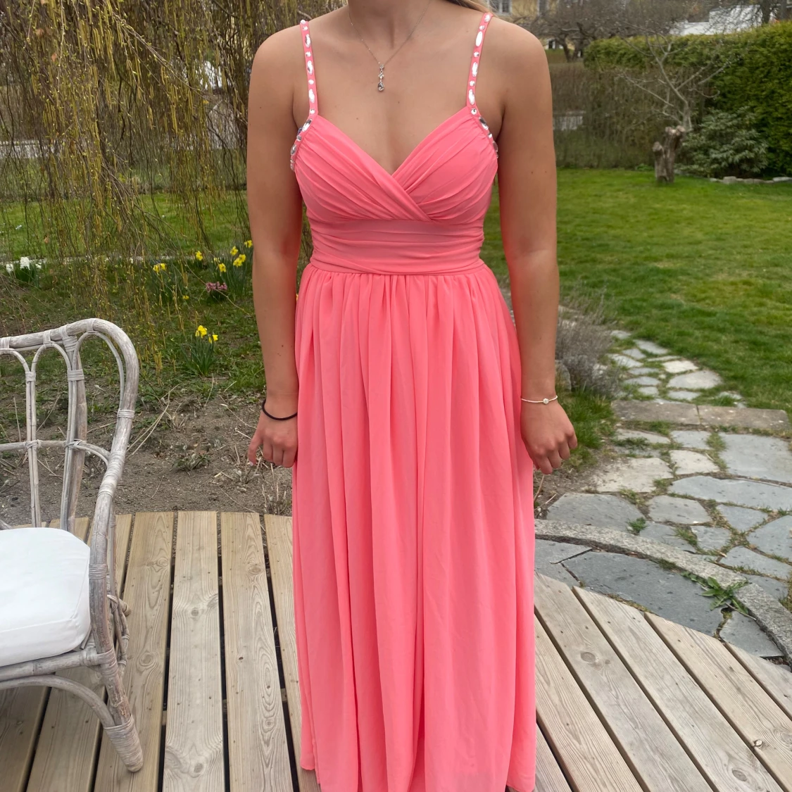 Ljusrosa långklänning med smala axelband - 1