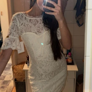 Vit klänning  - Superfin vit spetsklänning från Chiara Forthi köpt från Bubbleroom. Oanvänd klänning med prislappar kvar. Storlek 36. Perfekt till student eller sommaren. 