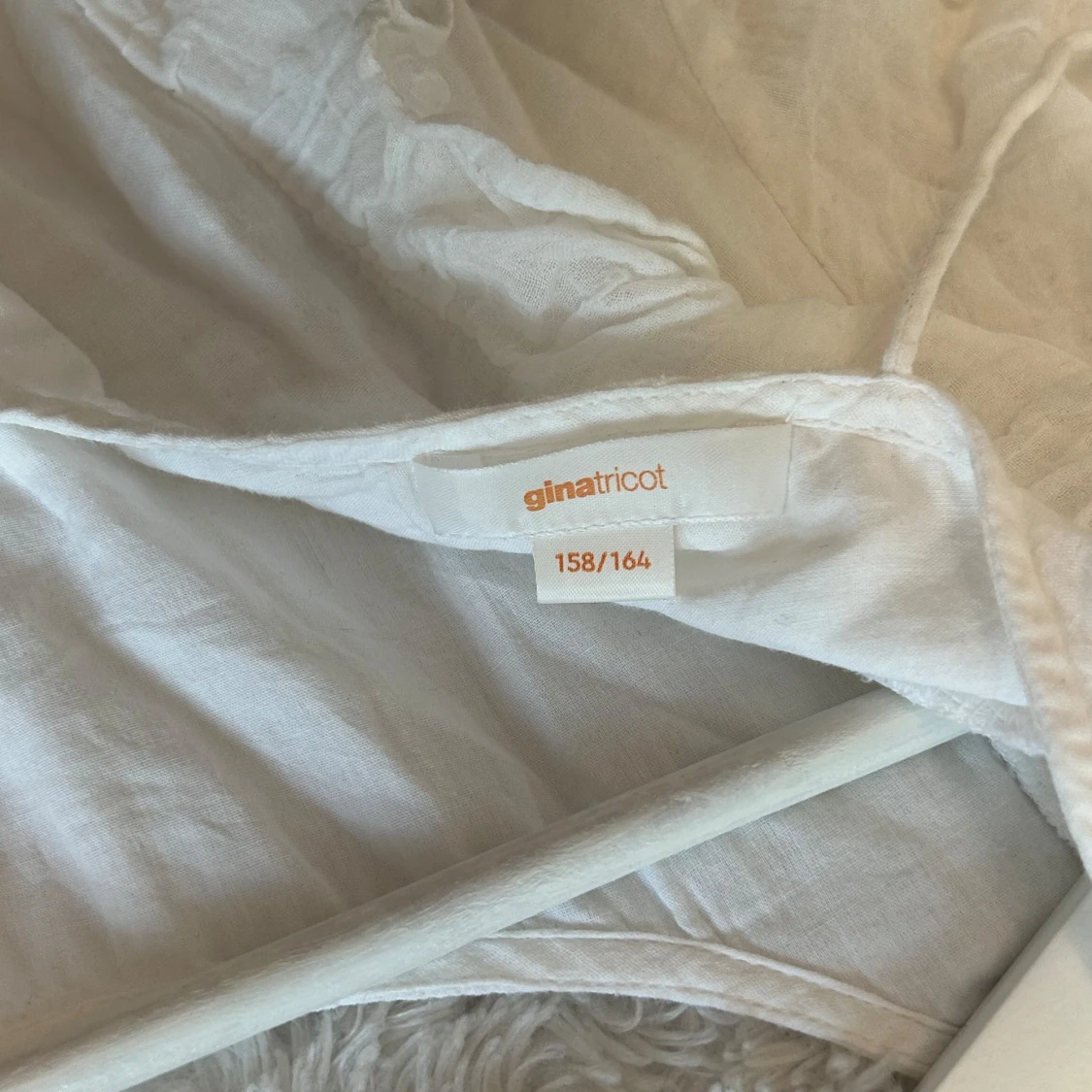 Vit volangklänning från Gina Tricot - 2