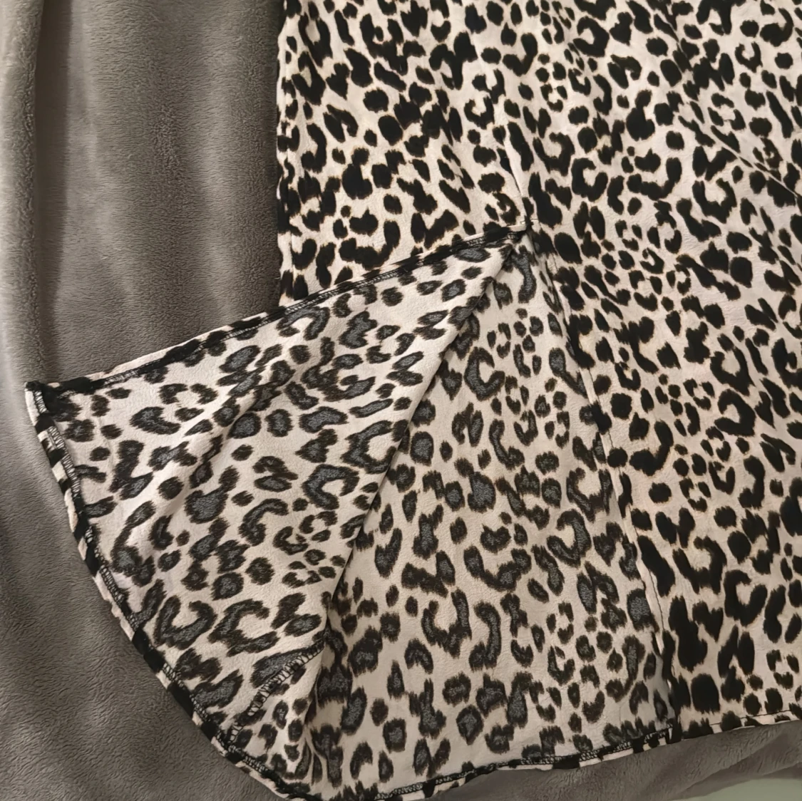 Leopardmönstrad klänning med smala axelband - 1