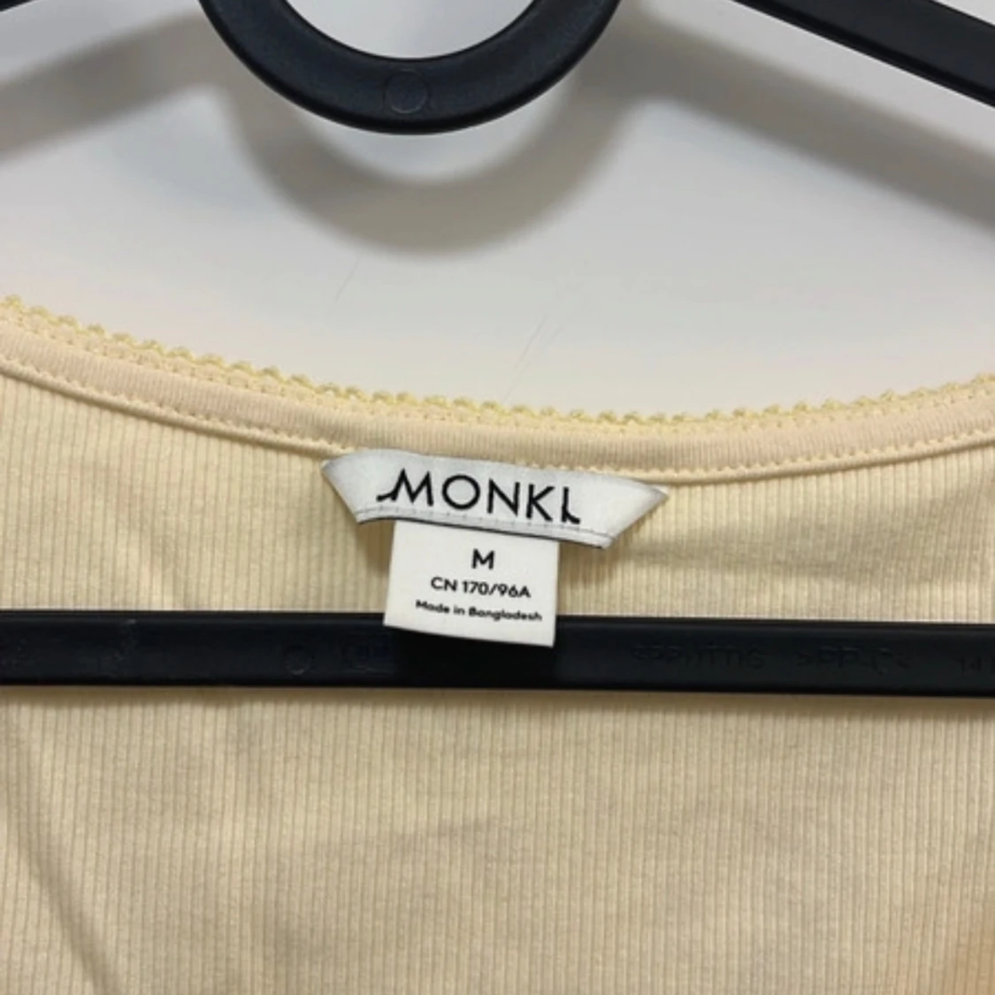 Gul långärmad topp med v-ringning från Monki - 1