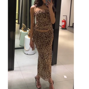 leopard kjol zara - slutsåld leopard kjol från zara, använst 1-2 ggr, mycket bra skick. st s. passar xxs-s.