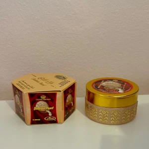 Bahrain Pearl Parfymerad Vaselin 10g - Exklusiv parfymerad vaselin från Al-Rehab i doften Bahrain Pearl. Perfekt för att ge huden en mjuk och väldoftande känsla.