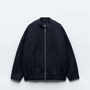 Mörkblå teddyjacka från Zara - Säljer min mysiga vårjacka i nyskick då den inte kommer till någon användning längre. Storleken är lite stor men skulle säga att den passar Xs-M, priset kan diskuteras & kontakta mig vid frågor och funderingar💞