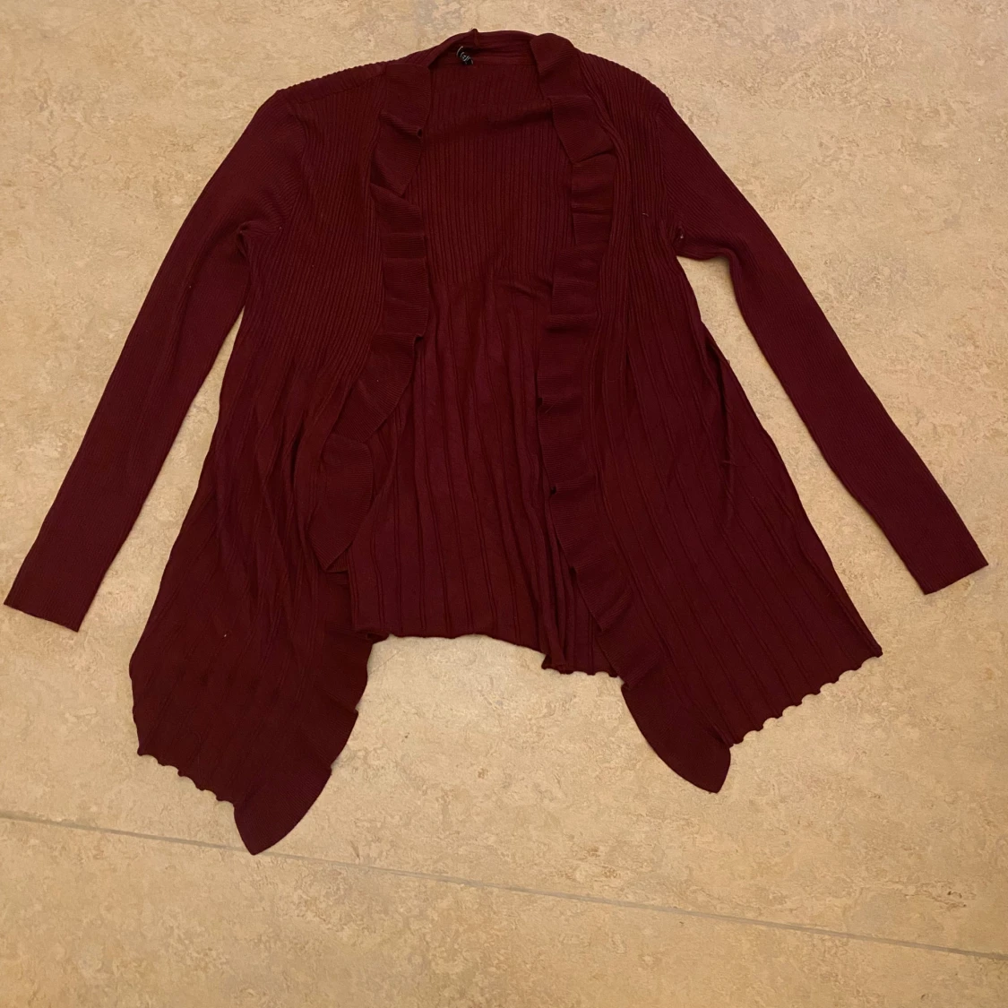 Vinröd kofta med volangkant - 1