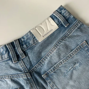 Ljusblå slitna jeansshorts från Stradivarius - SKRIV INNAN NI KÖPER! Ljusblå jeansshorts från Stradivarius, mid waist och  slitna detaljer framtill. Andvända endast 1 gång 🌟kontakta för mer info och bilder! 