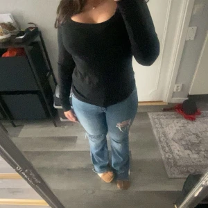 Svart långärmad topp från 157 - En svart långärmad topp från 157 med rund halsringning. Tillverkad i mjukt material som sitter skönt mot kroppen😋