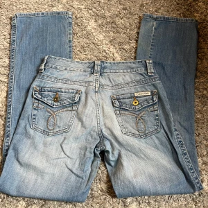 Calvin Klein jeans  - Lågmidjade och bootcut Calvin Klein jeans super snygga var en av mina favvosar men nu har de blivit försmå! Midjemått: 38cm. Innerbens längden: 80cm