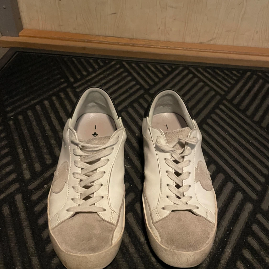 Vita sneakers från The Gallerist med grå detaljer - 2