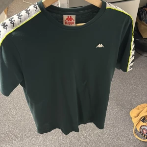 Grön Kappa t-shirt  - Mörkgrön t-shirt från Kappa, storlek - small. Aldrig använd