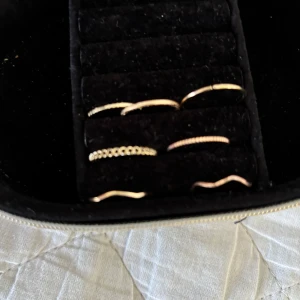 Ringar - Tryck ej på köp om du inte ska köpa allt. Ringer i både guld och silver. Vissa är justerbara och vissa inte Allt för 70 kr En för 10 kr 